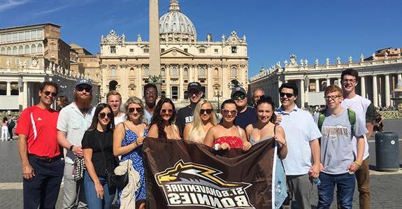 Perugia students holding a Bonnies banner outside the Vatican in 罗马